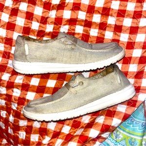 Hey dudes woman’s! Size 5